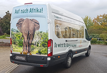 Transporter mit Firmenwerbung, Fahrzeugfolierung